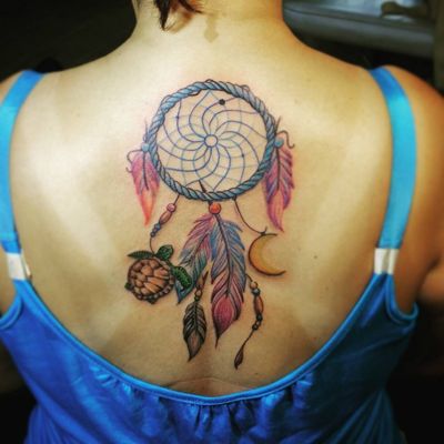 Tatouage attrape rêve avec une petite tortue et des plumes colorées